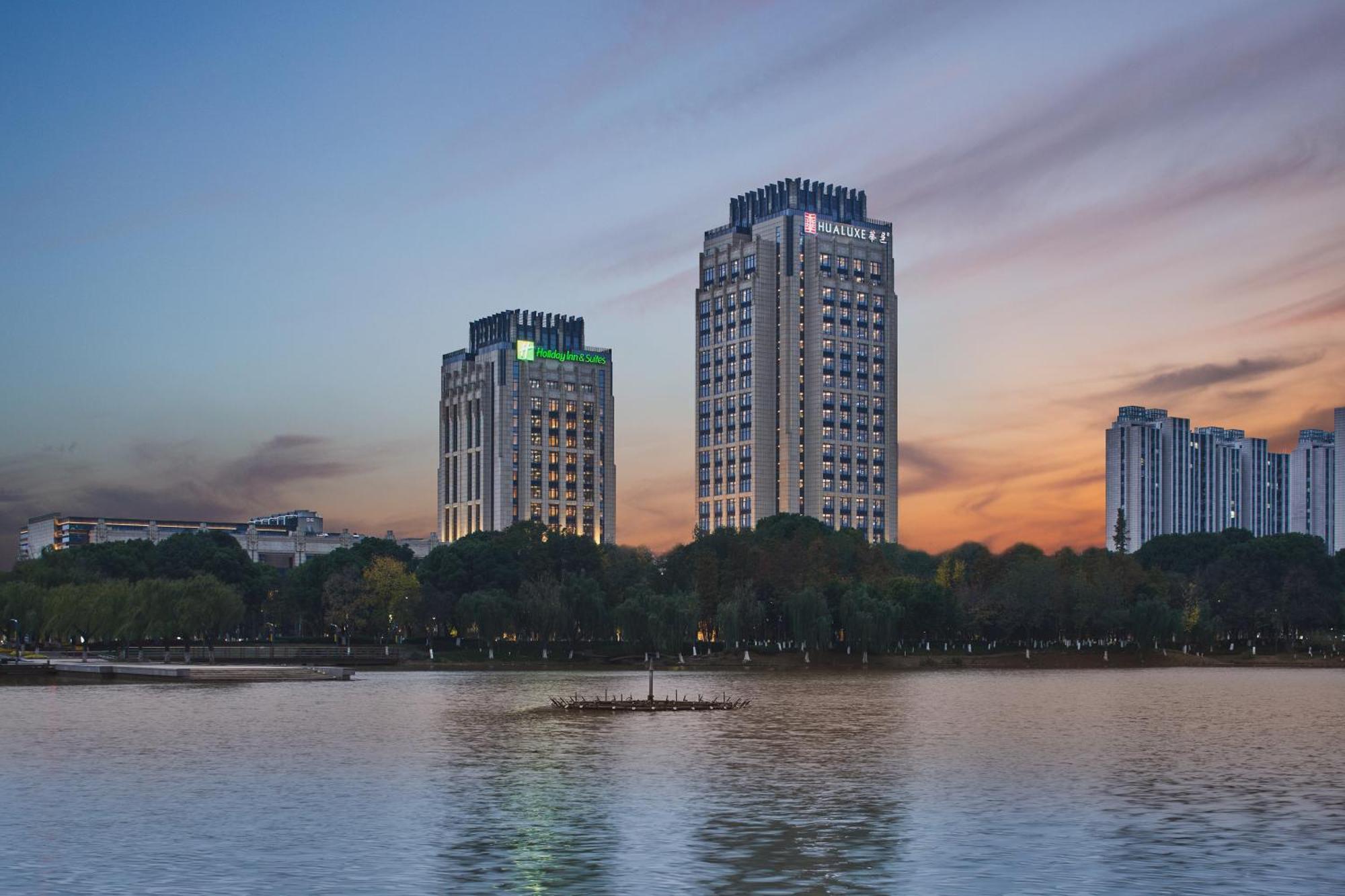 Hualuxe Kunshan Huaqiao By Ihg - F1 Racing Preferred Hotel Exterior foto